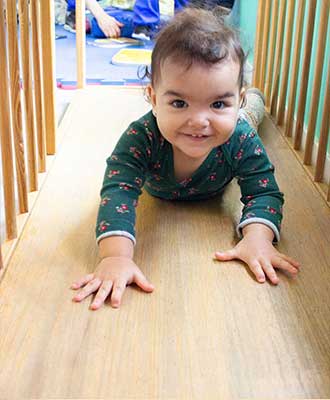 Criança explorando mobiliário pikler - Berçário Uniepre