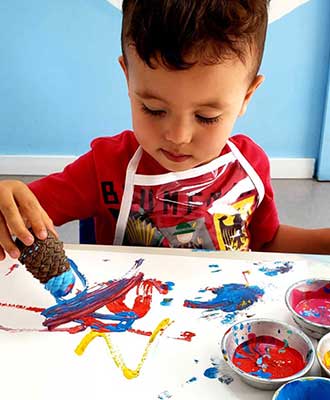 Criança em atividade artística - Educação Infantil Uniepre