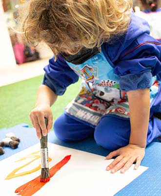 Criança em atividade artística - Educação Infantil Uniepre