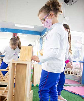 Crianças em atividade no parque - Ensino Fundamental Uniepre