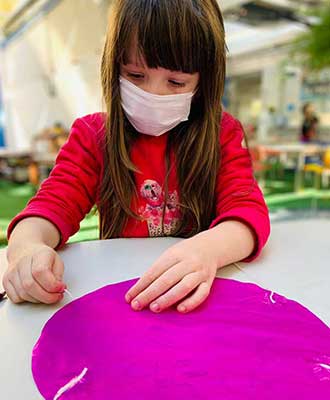 Criança em atividade artesanal - Ensino Fundamental Uniepre