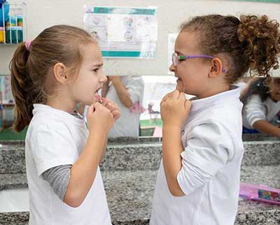 Crianças praticando higiene - Ensino Fundamental Uniepre