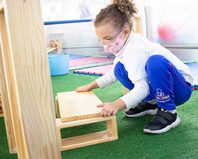 Criança em atividade com bloco de madeira - Ensino Fundamental Uniepre