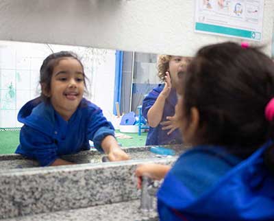 Criança higienizando as mãos - Ensino Fundamental Uniepre