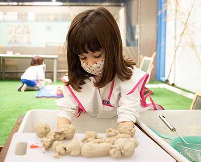 Criança em atividade com argila - Ensino Fundamental Uniepre