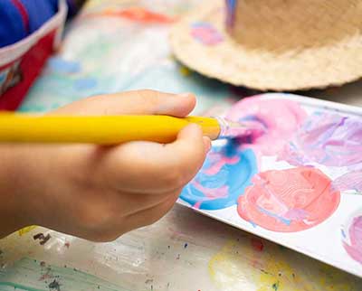 Criança em atividade artística - Ensino Fundamental Uniepre