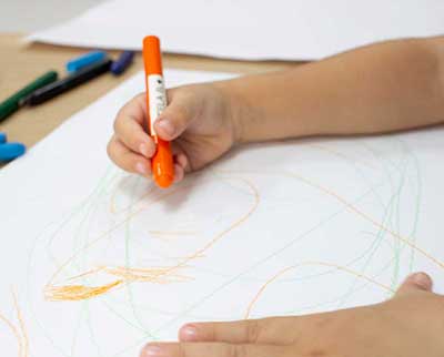 Criança desenvolvendo desenho - Ensino Fundamental Uniepre