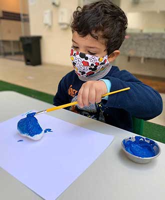 Criança em atividade de arte - Ensino Fundamental Uniepre