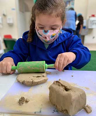 Criança em atividade com argila - Ensino Fundamental Uniepre