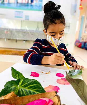 Criança em atividade artística com elementos naturais - Ensino Fundamental Uniepre